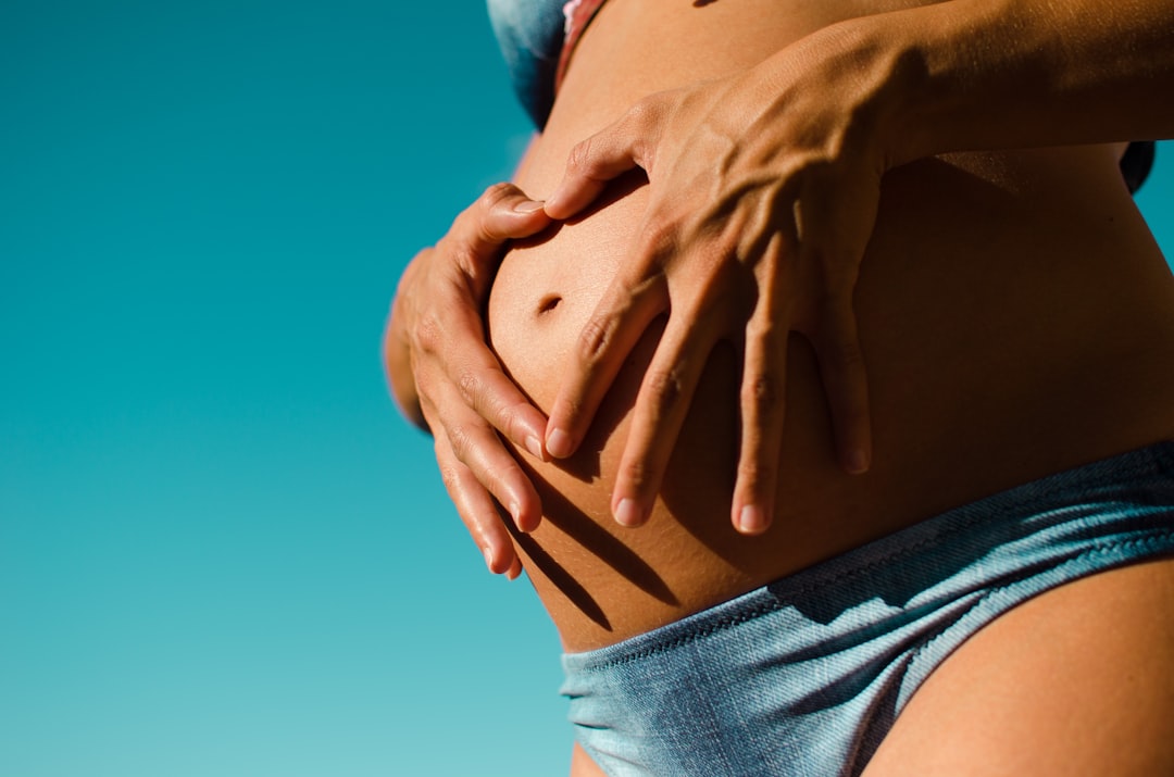 Offrez-vous un moment de détente unique avec notre massage prénatal à Aix-en-Provence, spécialement conçu pour les femmes enceintes. Appréciez un instant de relaxation et de bien-être, tout en soulageant les tensions et en favorisant le lien avec votre bébé. Faites le choix d'un accompagnement doux et professionnel durant cette période précieuse.