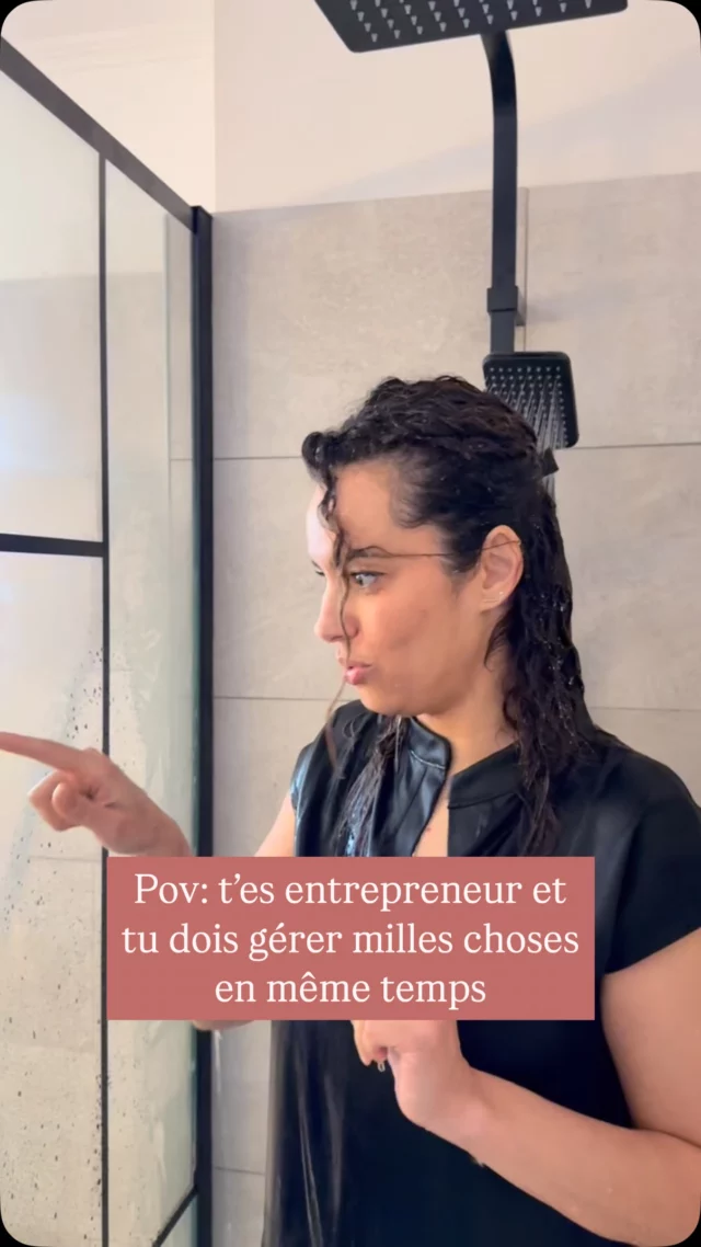 Pas toujours facile de combiner la douche, l’agenda et les réunions téléphonique dès le matin 😅 toi aussi tu te reconnais ?  #autoentrepreneur